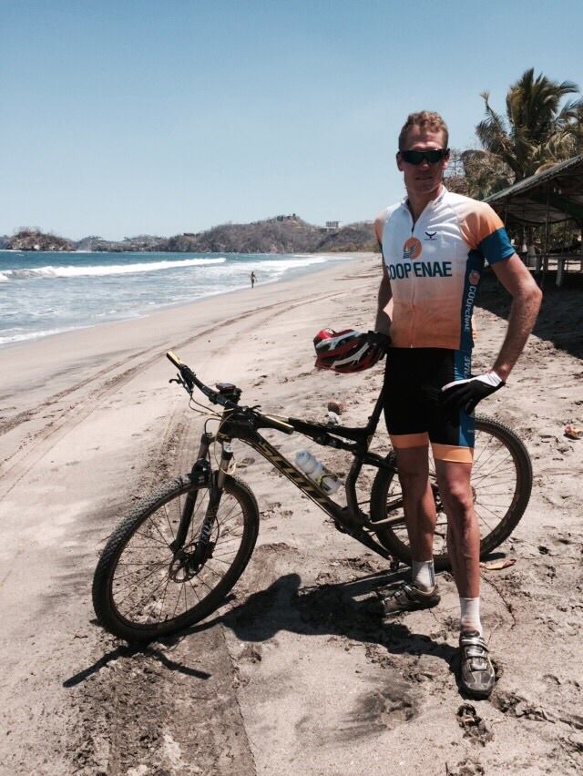 Rom Akerson defendió su casa en el Xterra